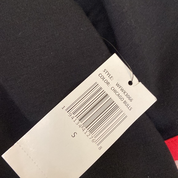 NWT Erin Andrew's WEAR BULLS Womens size SMALL PULLOVER Sweatshirt - Picture 8 of 8